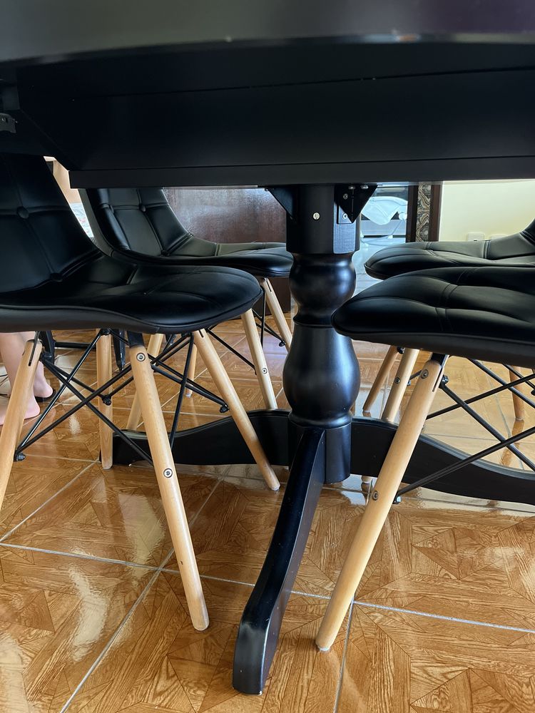 Mesa Preta com Cadeiras