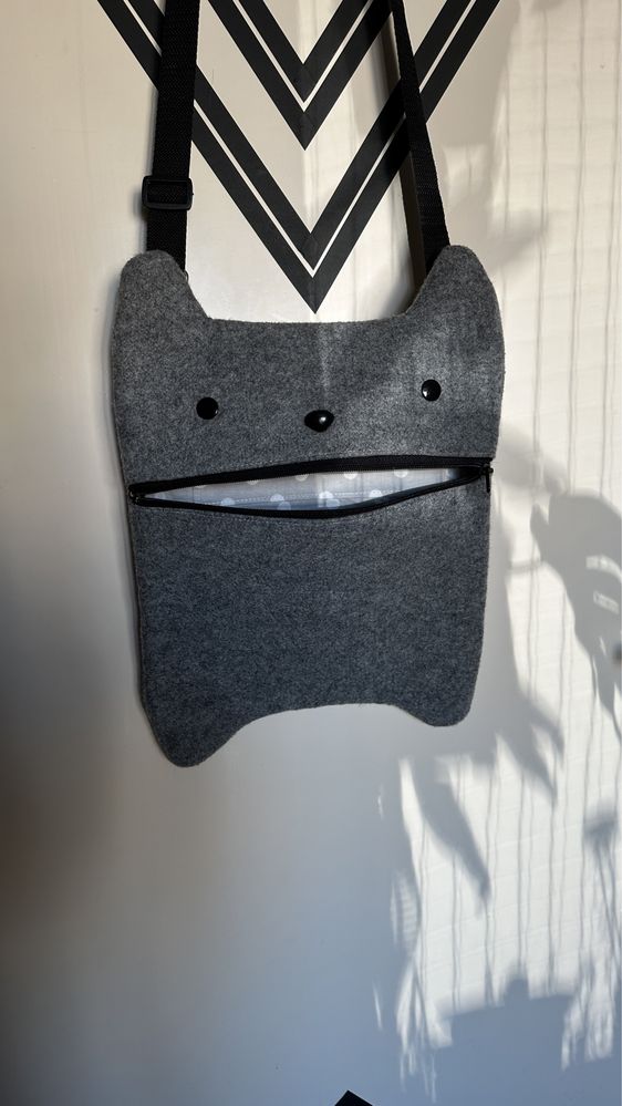 Torba kot na ramie na regulowanym pasku handmade kotek z grubego filcu