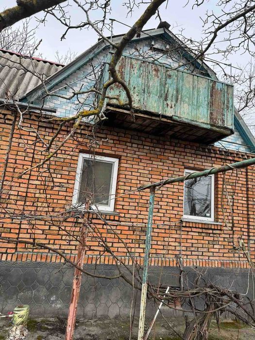 Будинок з комунікаціями та міською пропискою