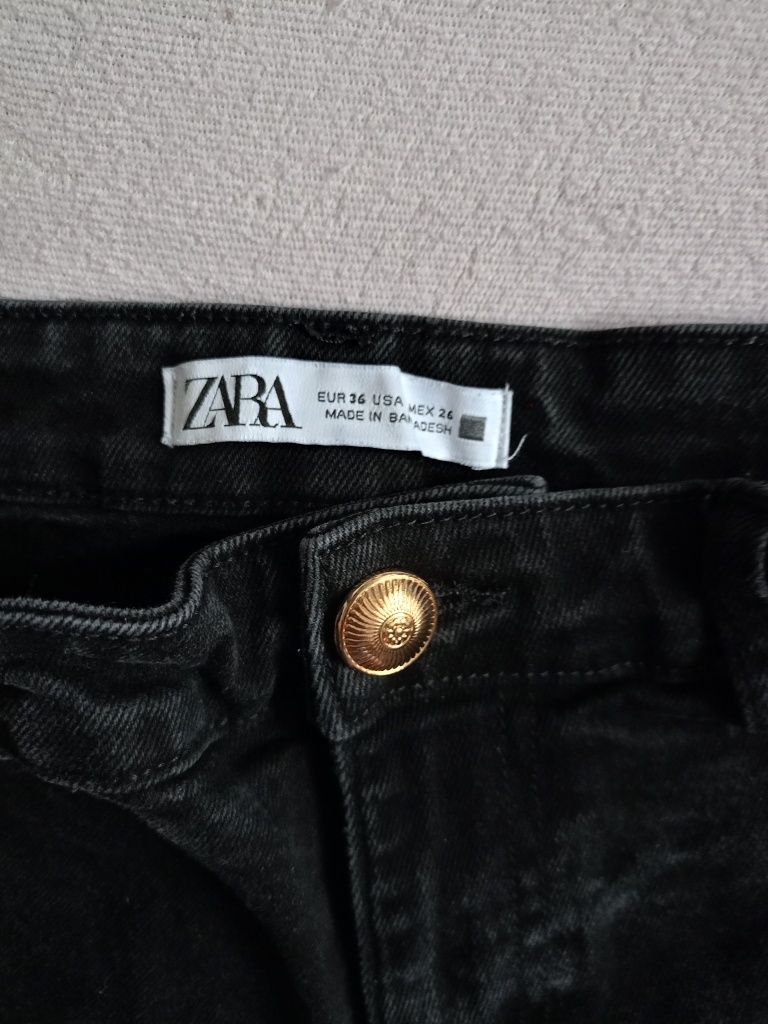 Czarne spodnie jeans Zara.