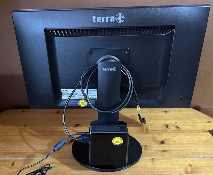 Monitor TERRA 24" FHD + INTEL NUC PC i5-8259U 4RDZENIE/8GB/512GB SSD