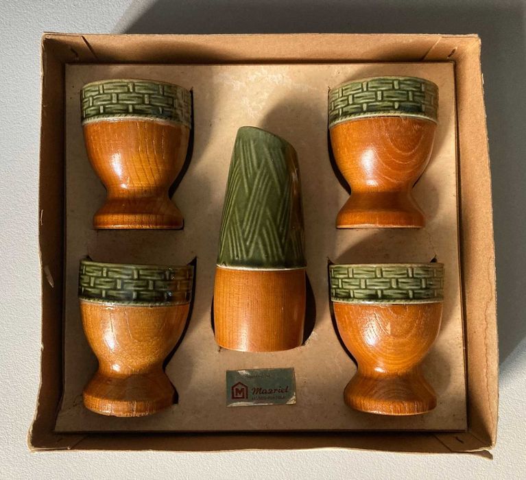 Conjunto Vintage de Pequeno-Almoço: 4 Suportes de Ovo + Saleiro