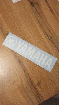 Naklejka biała 25x5,5 cm z logo YAMAHA na naciąg perkusyjny