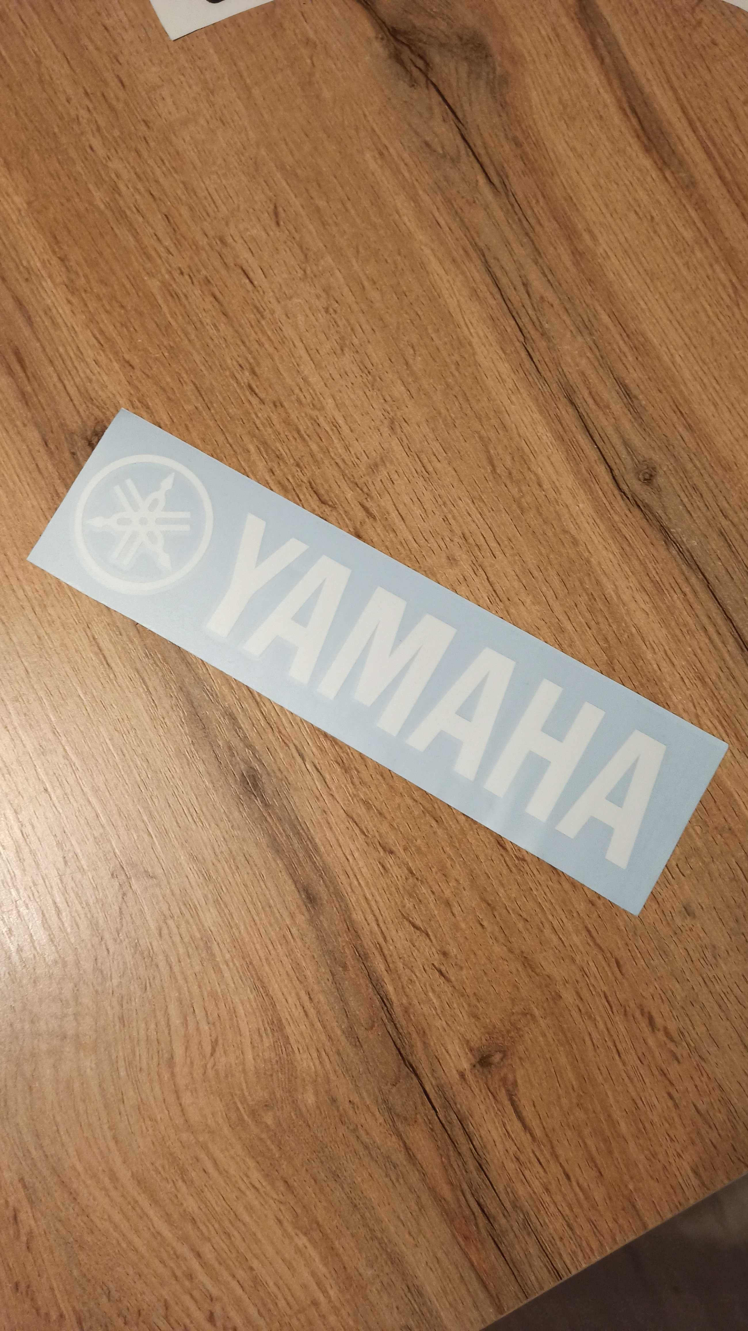 Naklejka biała 25x5,5 cm z logo YAMAHA na naciąg perkusyjny