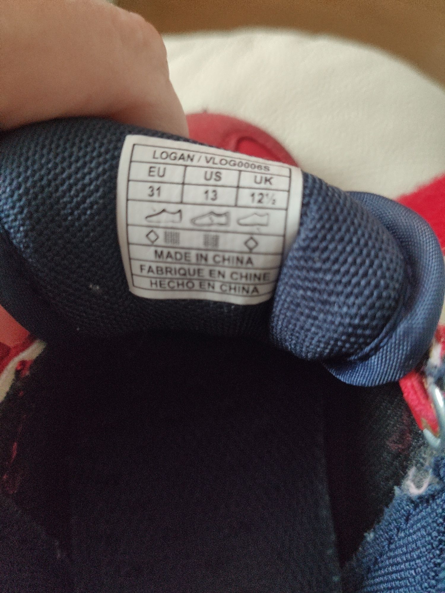 Adidasy czerwone Levis. Rozmiar 31