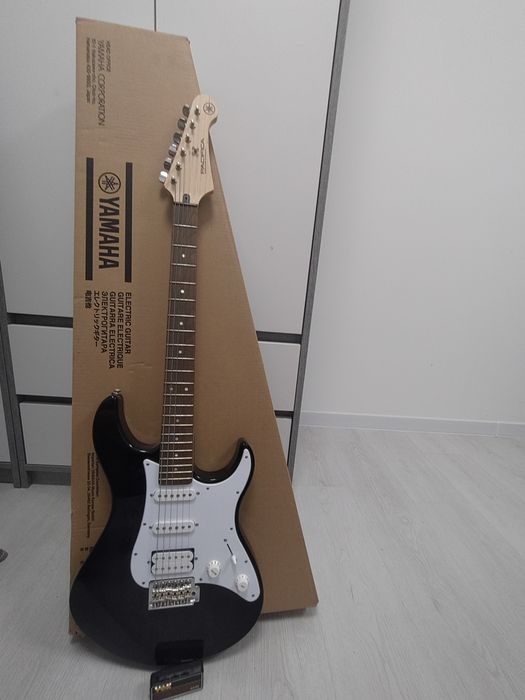 Yamaha Pacifica 012 Black + мінікомбік VOX + кабель