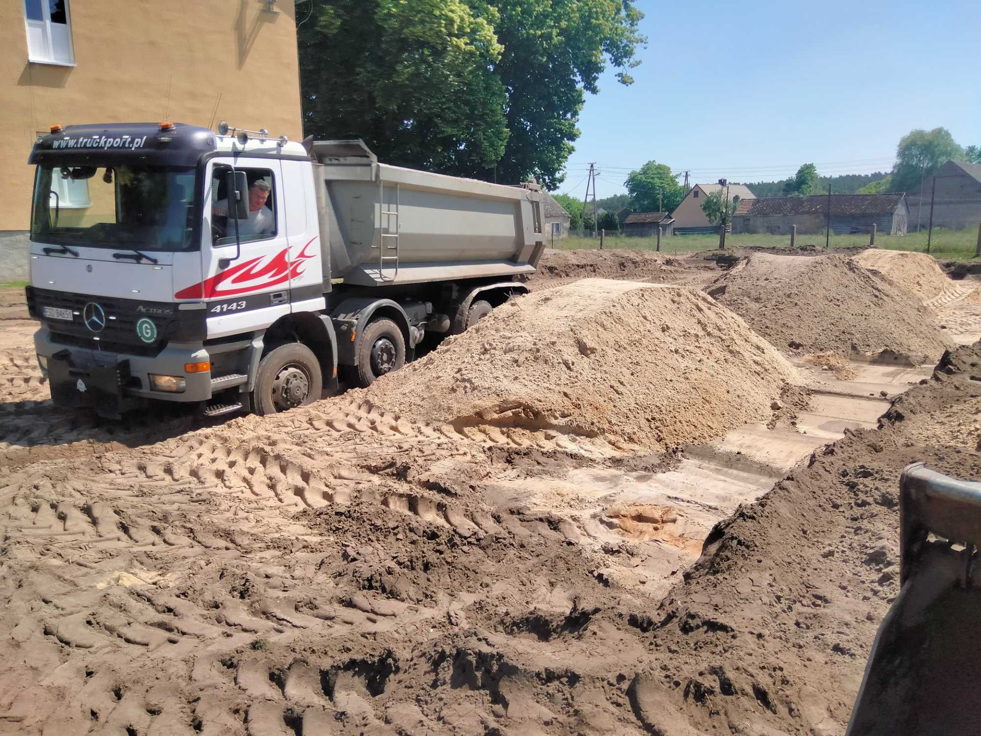 Transport Wywrotką Czteroosiową Naczepą Wanną Wywrotki Usługi Wozidłem