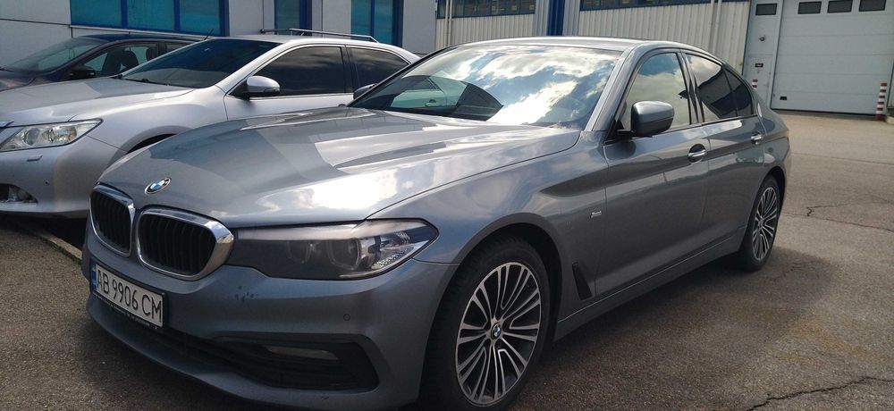 Компанія розпродує авто