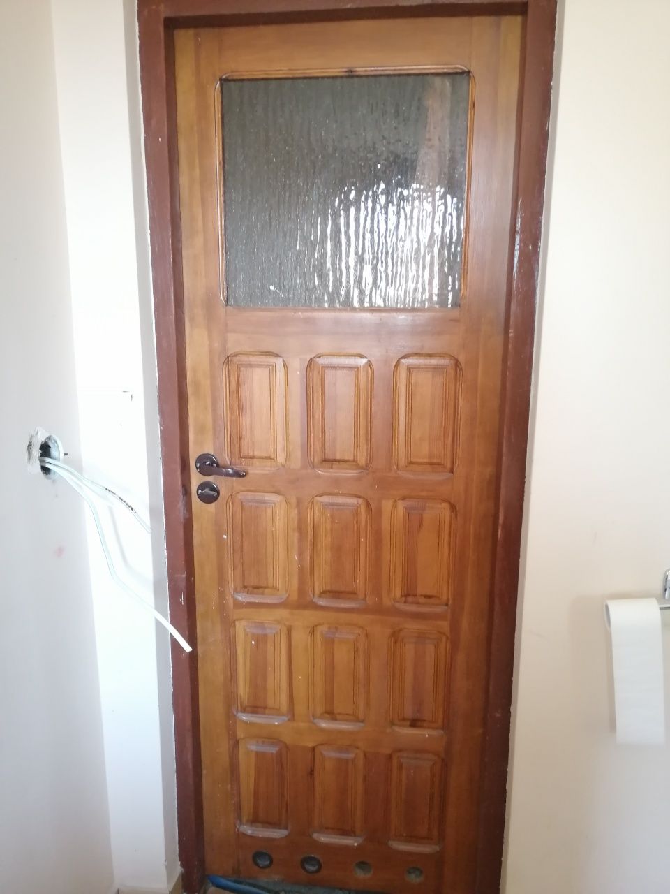 Drzwi domowe drewniane z zamkami