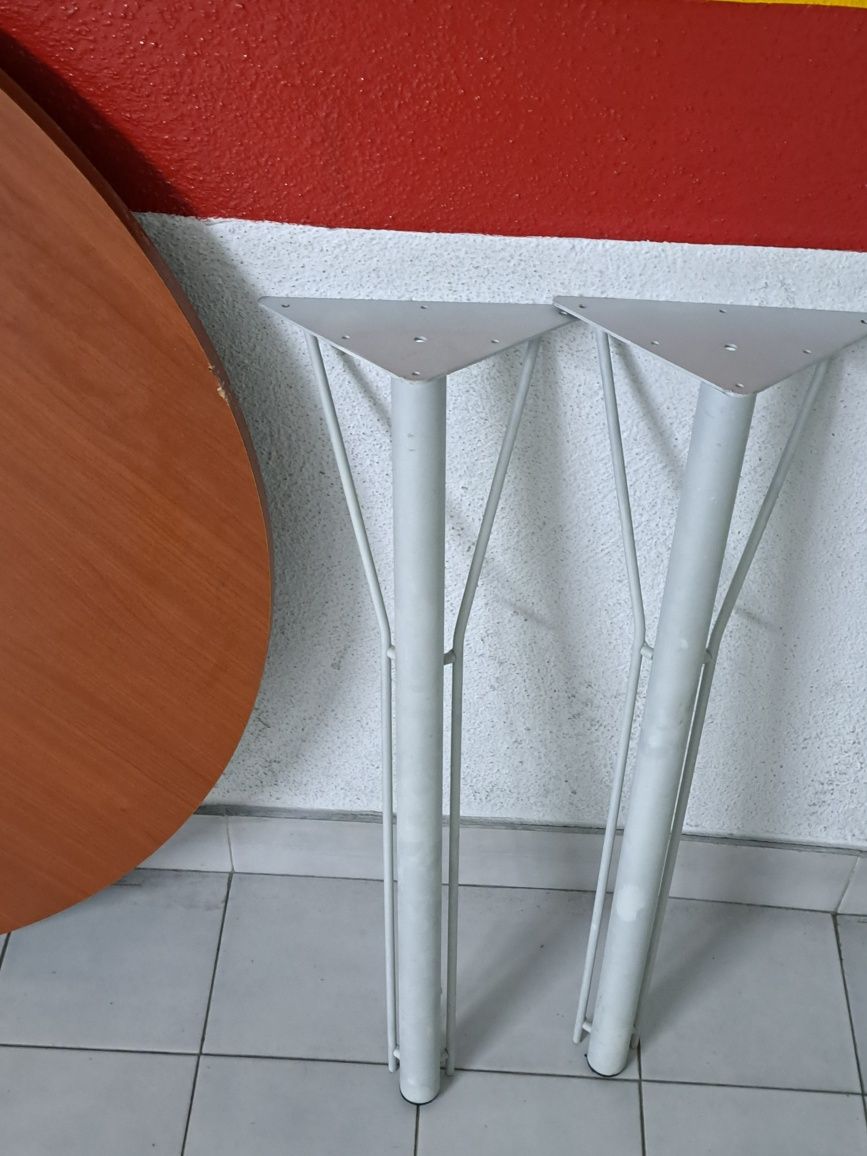 Mesa redonda em madeira