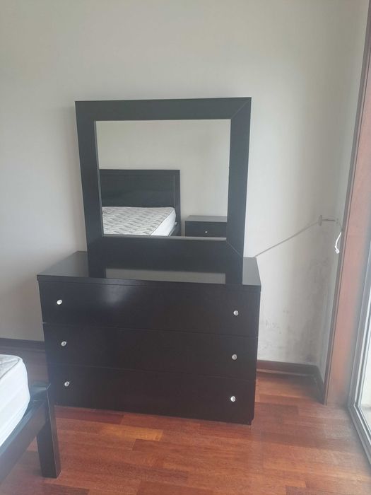 Quarto de casal de cor preta