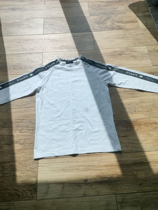 Biała koszulka na długi rękaw marki Diverse