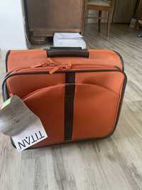Pomarańczowa walizka na kółkach