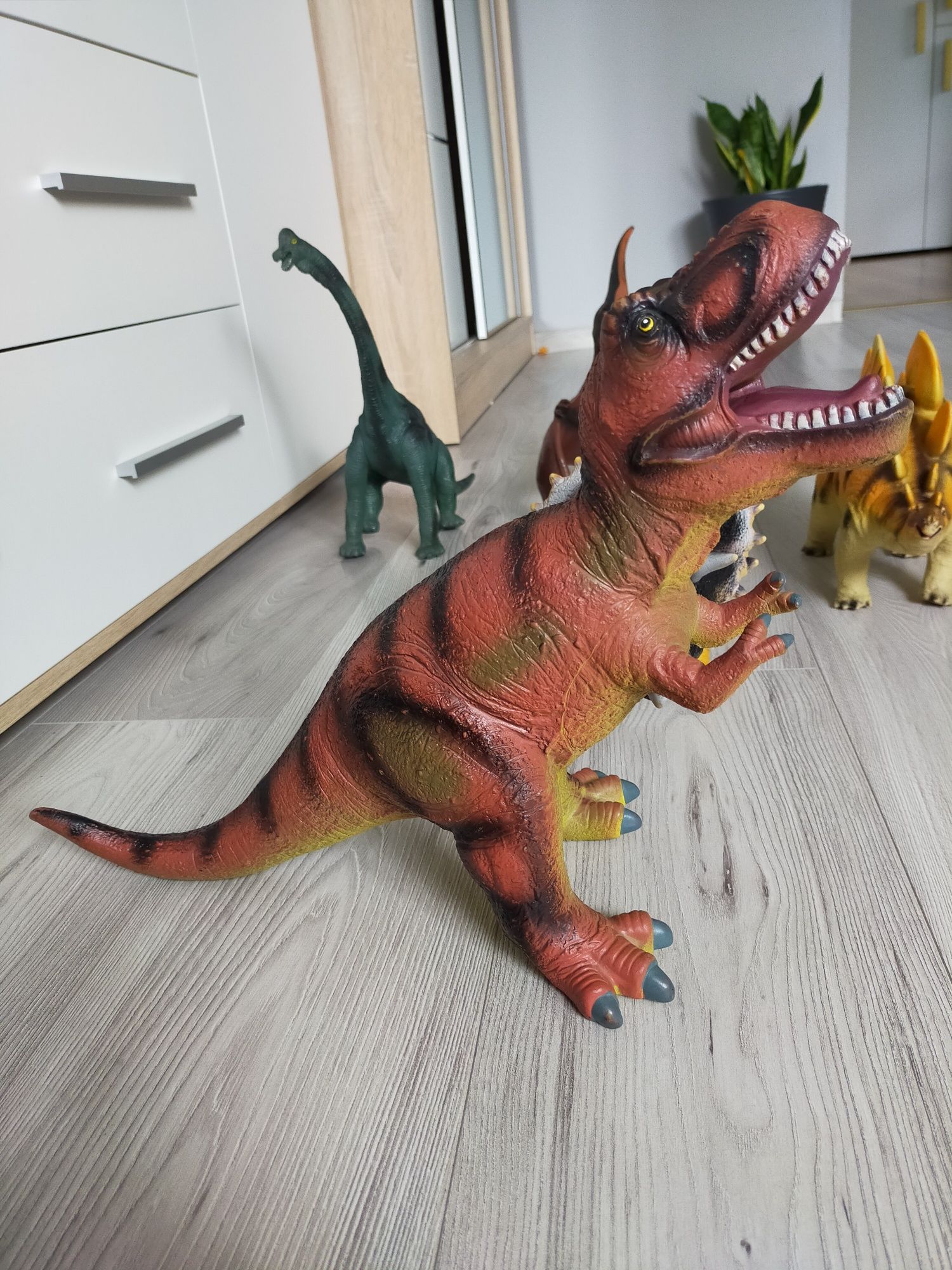 Duży dinozaur Tyranozaur