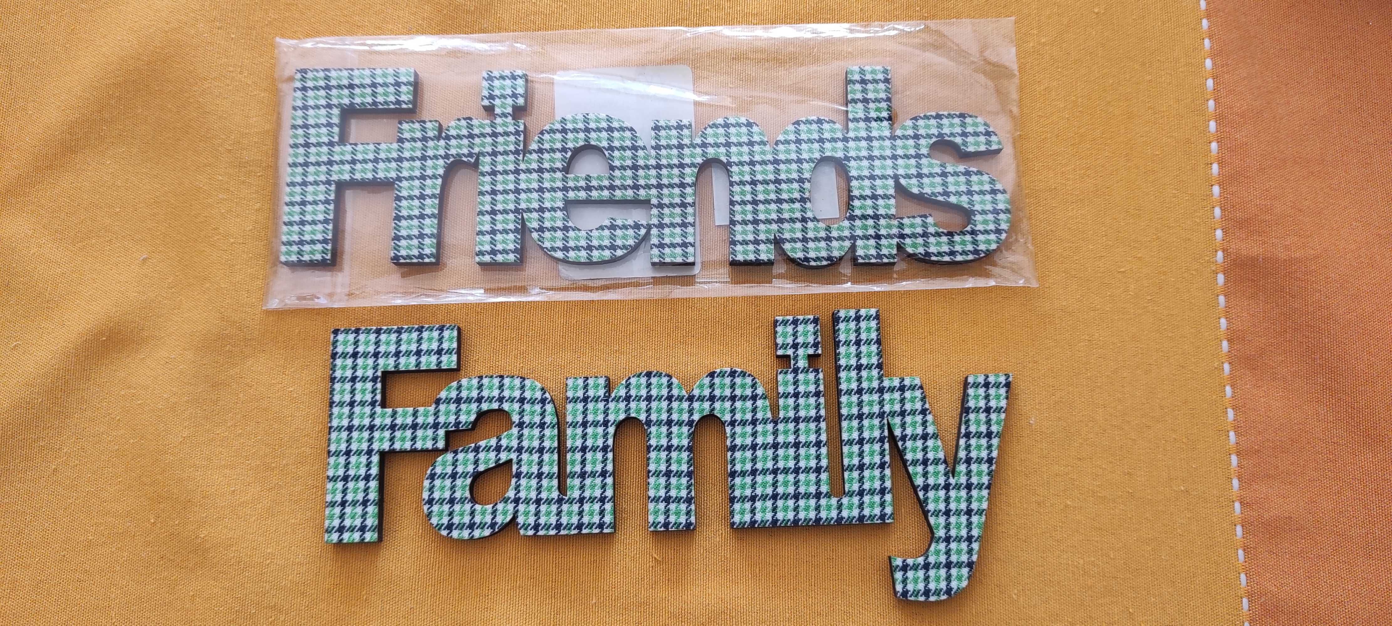 drewniane napisy "Friends" i "Family" Michaels