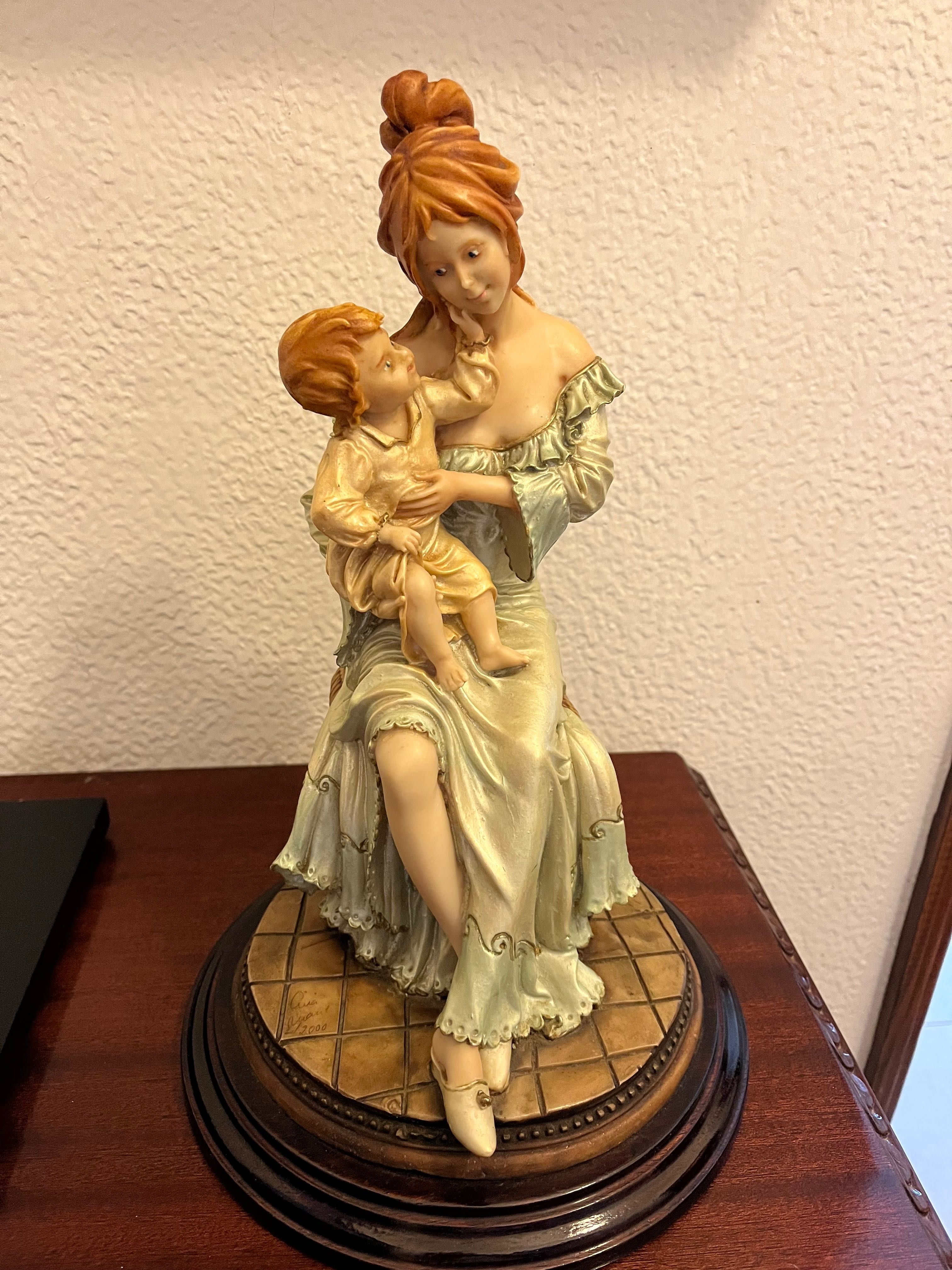 Estatuetas em base de madeira