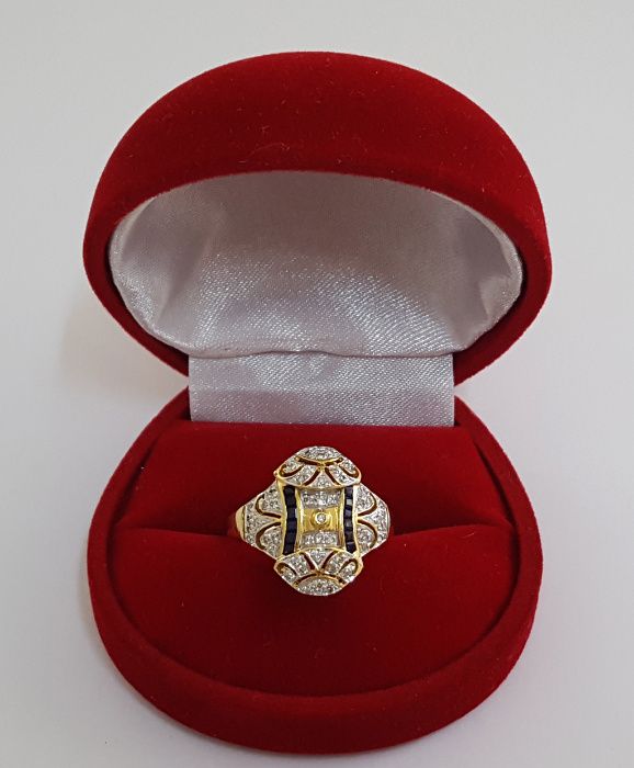 Złoty pierścionek (próba 750) zdobiony diamentami oraz szafirami