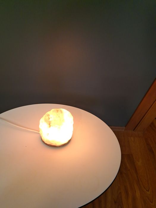 Lampa solna jonizuje powietrze