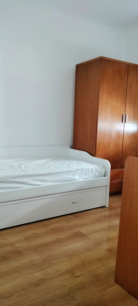 Quarto com WC privativo, para rapariga estudante