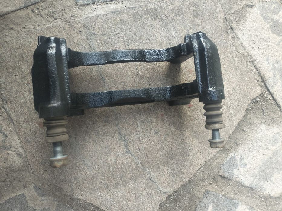 Продам скобу передню ліву Nissan leaf 2014