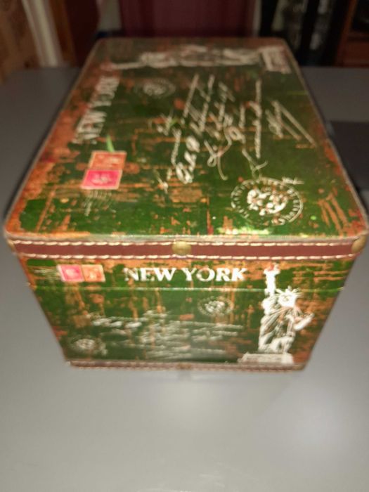 Baú ou caixa madeira e tela envelhecida Nova York retro. Usada c/ nova