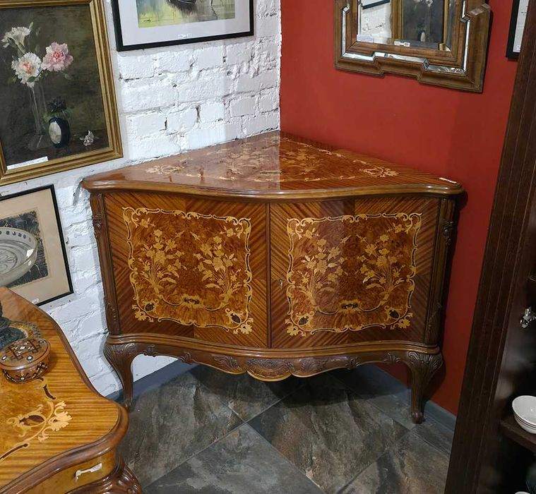 Komoda narożna, bogato intarsjowana w stylu Ludwika Filipa