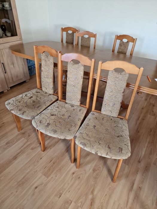 Duży stół rozkładany z krzesłami