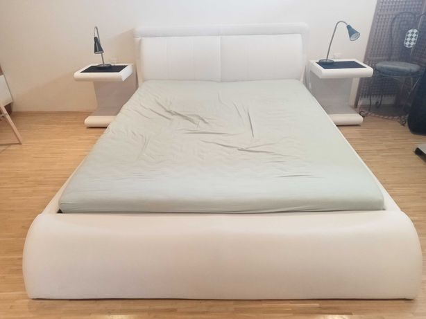 Podwójne łóżko  tapicerowane (bez materaca) ze stolikami nocnymi