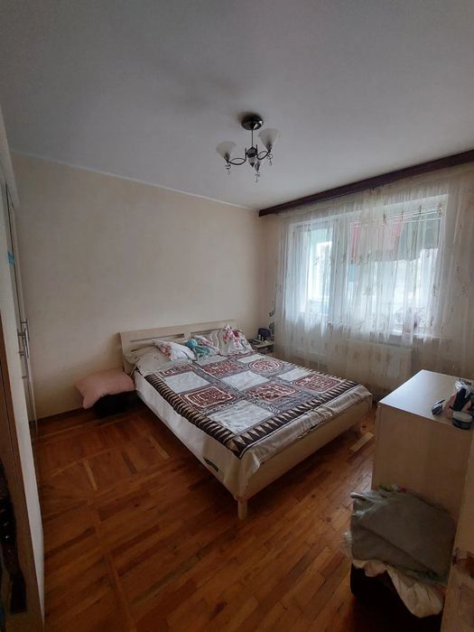 Продам великогабаритну 4-и кімнатну квартиру по вулиці Державності.