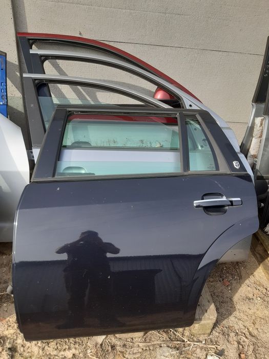 Drzwi Ford Mondeo MK3 lewy tył Kombi bez listwy