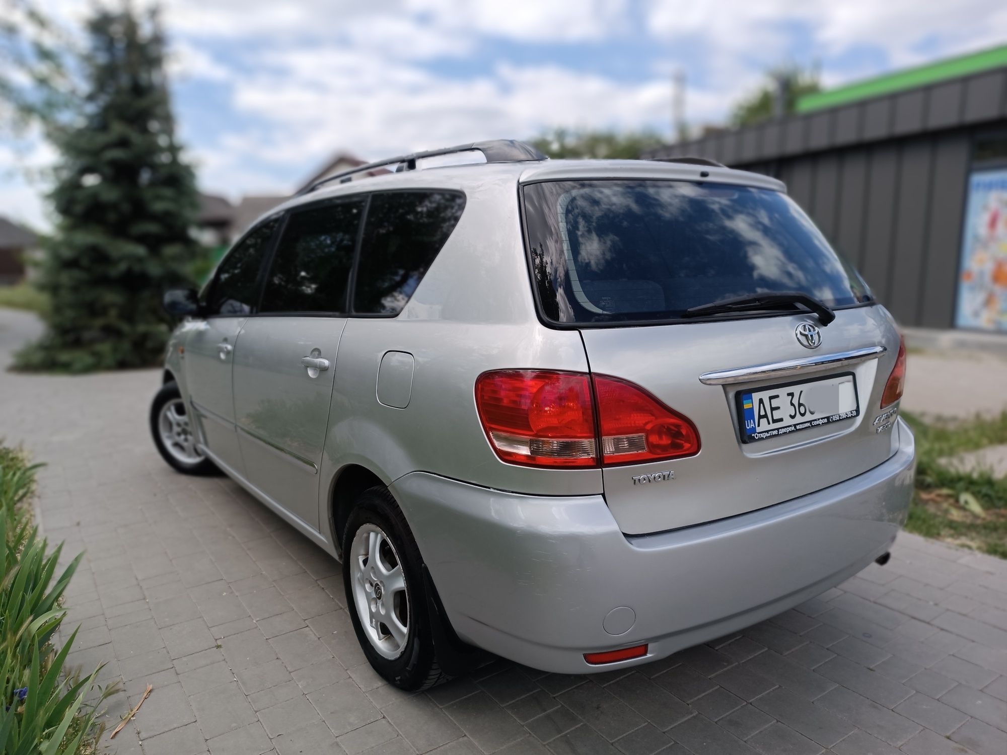 Продам toyota avensis verso 2 л газ бензин