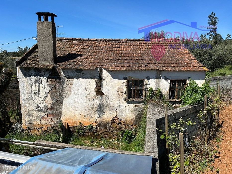 Casa de campo com água e luz, para reconstruir