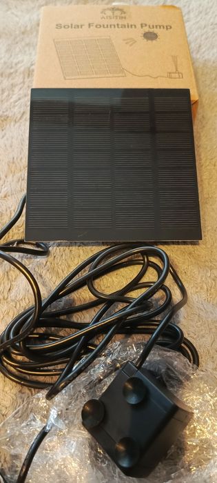 Solarna fontanna z kilkoma dyszami do przepływu wody.