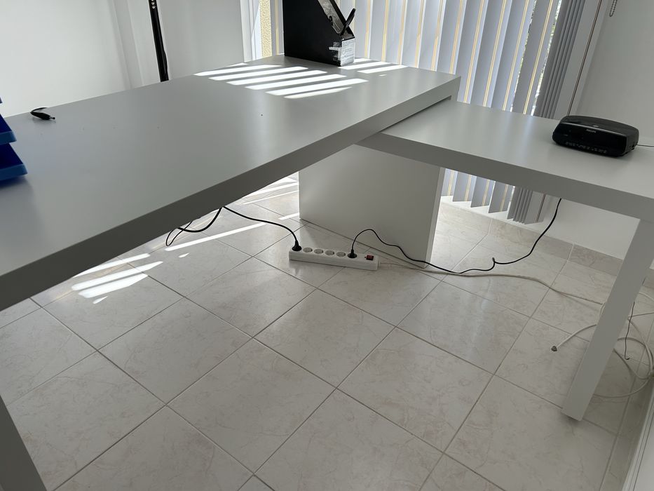 Secretaria em branco em bom estado com pouco uso