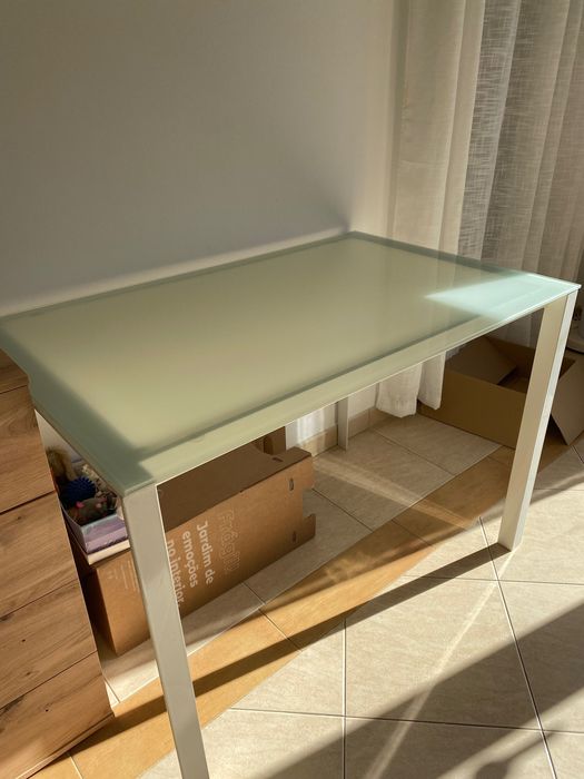 Mesa branca de vidro