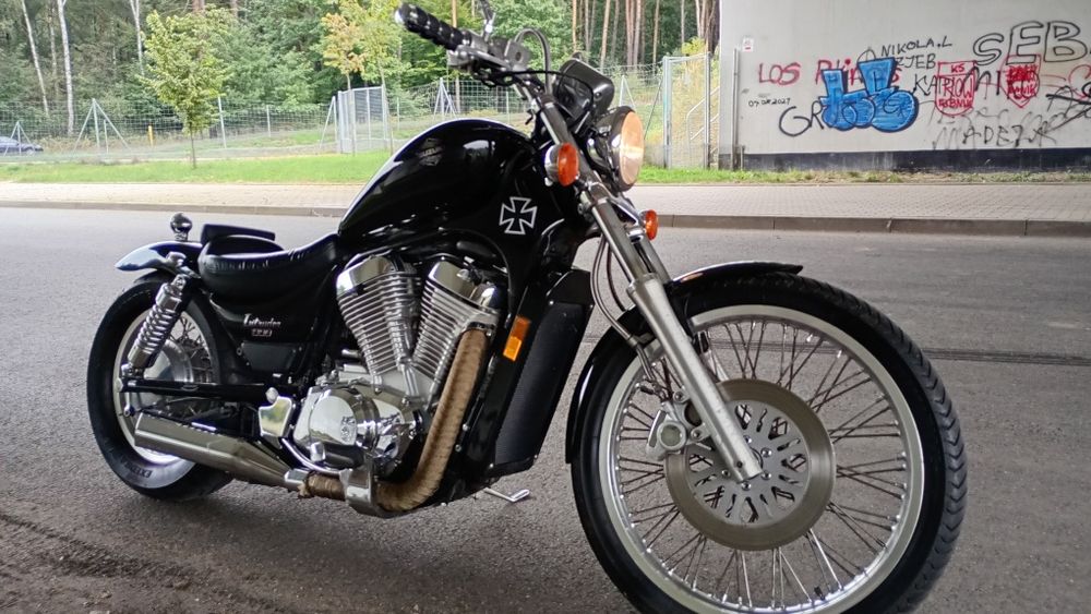 Suzuki Intruder vs 800 Bobber