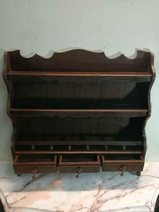 Mostrador em madeira aplicação á parede com três gavetas.
Medidas 60/5