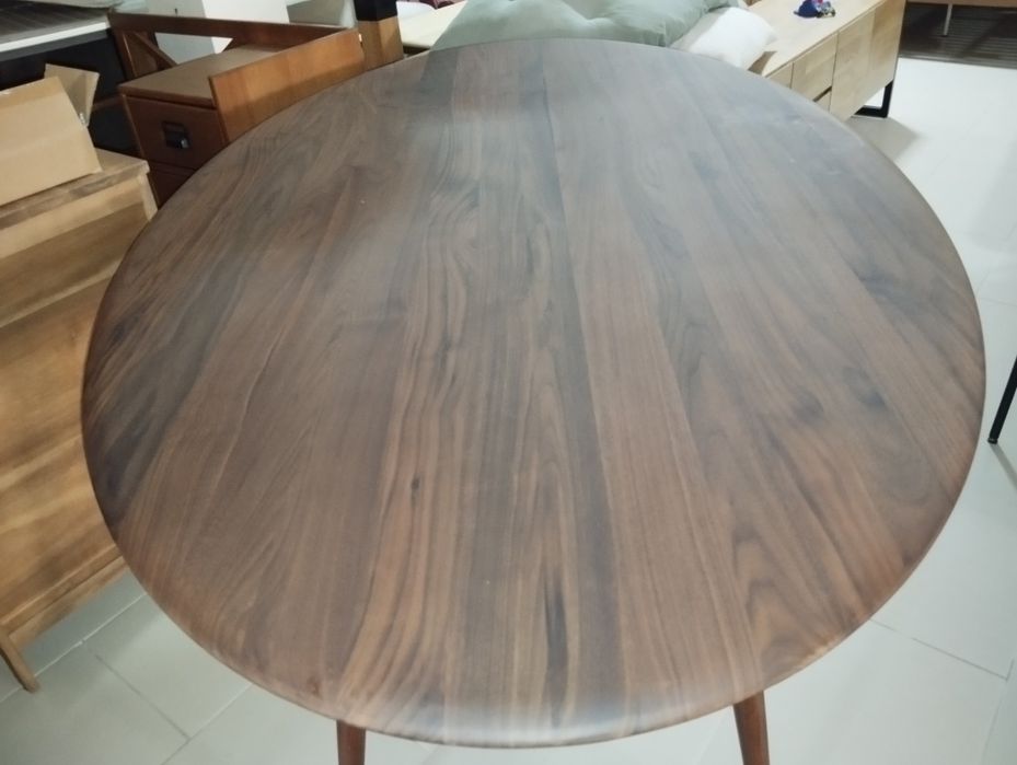 Mesa de jantar em nogueira