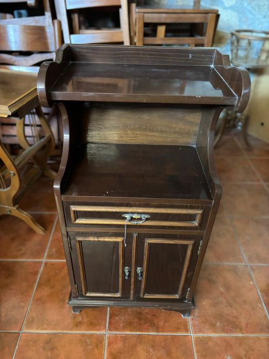 Moveis de entrada, telefone.