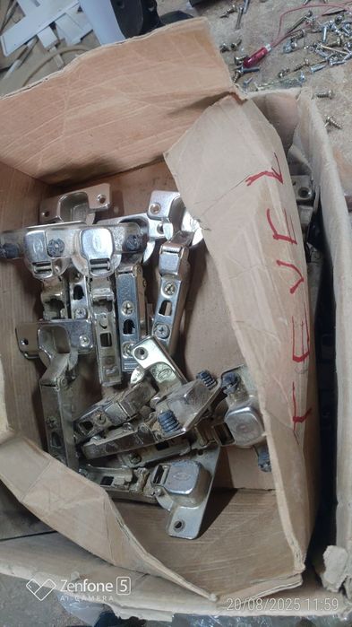 Vendo dobradiças para móveis 0,5 cada