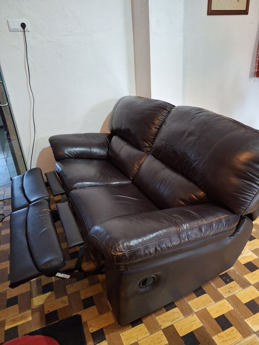Sofá em pele de 2 lugares com extensão para esticar as pernas