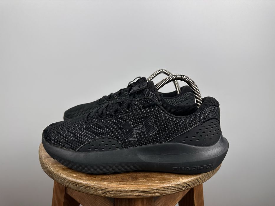 Кросівки Under Armour Charged Surge 4 чоловічі чорні розмір 40.5