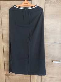 Długa, jednolita, czarna z rozcięciempo obu stronach, spódnica