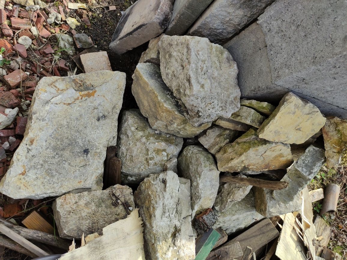 Piaskowiec duże kamienie piaskowca łupek skalniak oczko wodne kominek