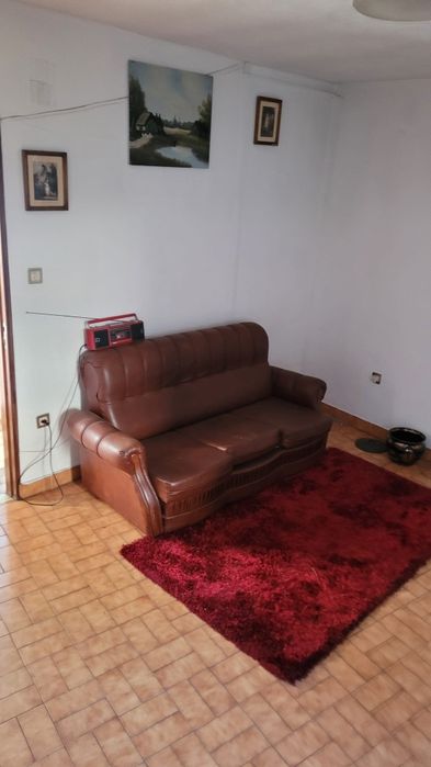 ALUGA-SE CASA perto vila Góis  3 pisos / 2 quartos 1 sala  / Lareira