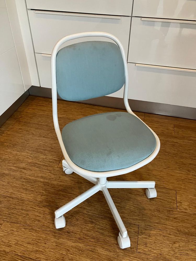 Niebieskie kszesło Ikea