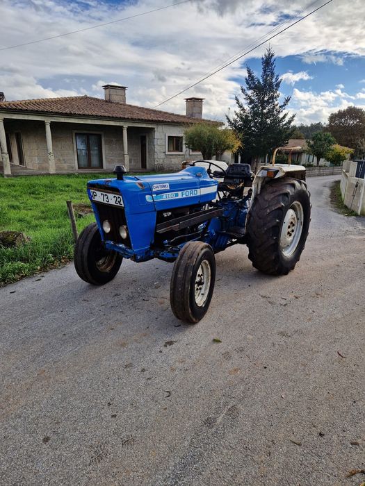 Tractor Ford 4100 com pá frontal