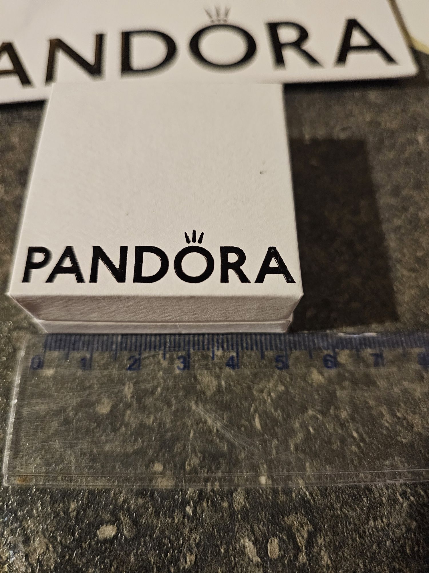 Pudełko na biżuterię i koperta prezentowa firmy Pandora