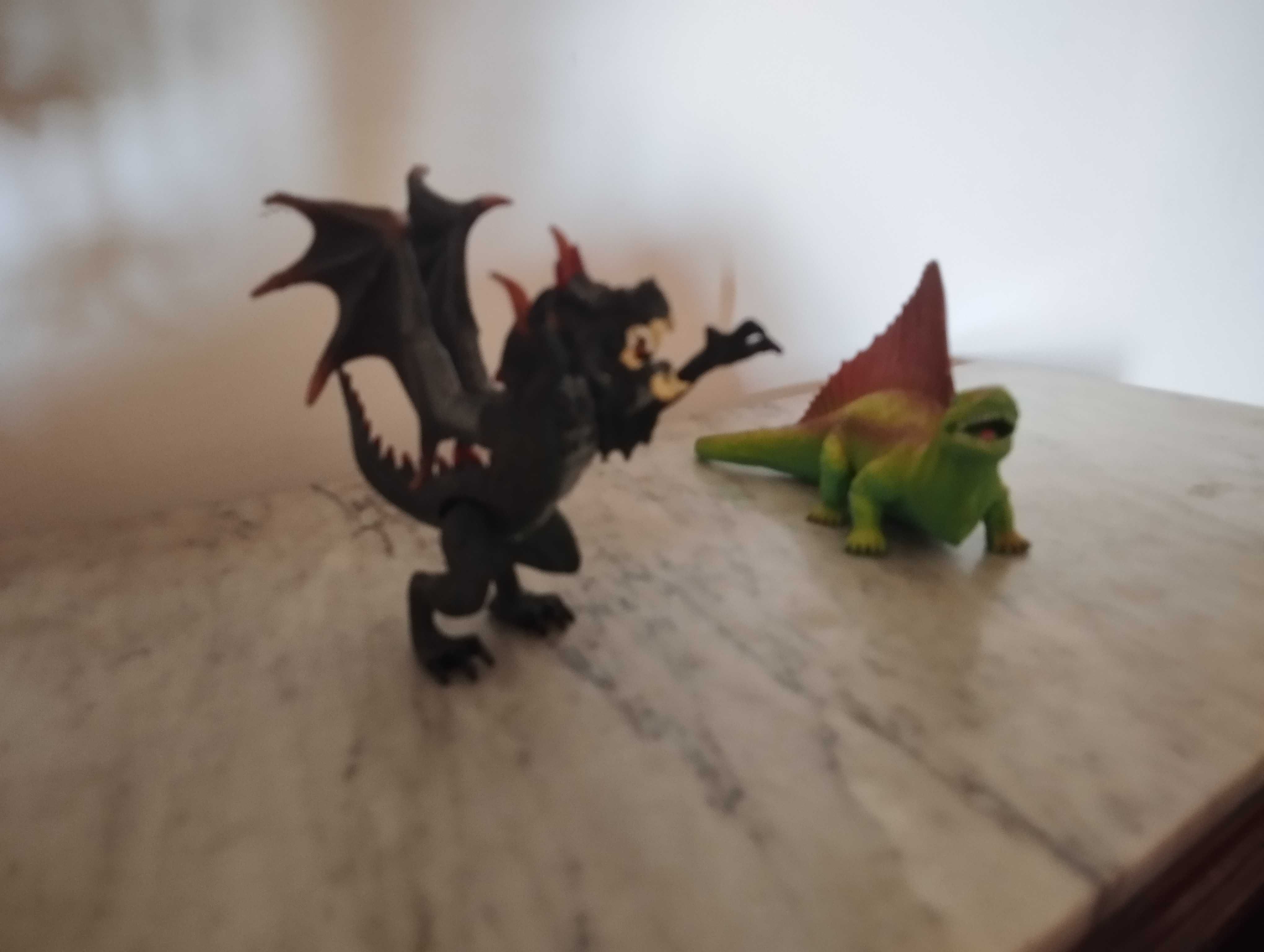 Dinossauros de brinquedo.