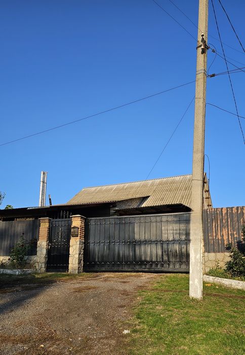 Продам будинок із земельною ділянкою